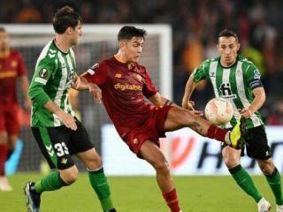 Pemain AS Roma, P Dybala berusaha melewati pemain Real Betis. AS Roma kalah 1-2 dalam laga ini