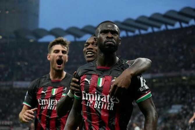 Pemain AC Milan merayakan gol F Tomori ke gawang Juventus