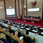 Walikota Medan, Bobby Afif Nasution menyampaikan nota pengantar R -APBD Kota Medan 2023 kepada Anggota DPRD Medan melalui sidang paripurna di Gedung DPRD Medan, Senin (10/10/2022).