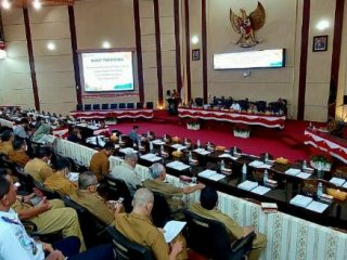 Walikota Medan, Bobby Afif Nasution menyampaikan nota pengantar R -APBD Kota Medan 2023 kepada Anggota DPRD Medan melalui sidang paripurna di Gedung DPRD Medan, Senin (10/10/2022).