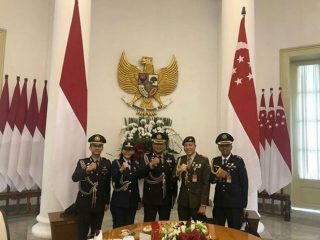 Kombes Pol Adi Vivid Bachtiar (tengah)