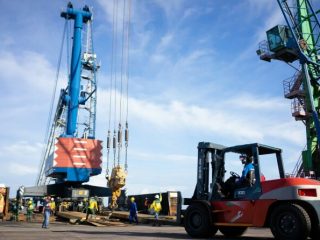 Subholding PT Pelabuhan Indonesia (Persero) yang mengelola segmen non-petikemas yaitu PT Pelindo Multi Terminal / SPMT mendatangkan 1 unit alat bongkar muat Harbour Mobile Crane (HMC) yang beroperasi 30 September 2022 di Dermaga Hatta, SPMT Branch Pelabuhan Makassar