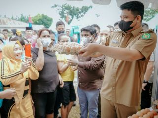 Walikota Medan, Bobby Afif Nasution dan jajarannya membuka pasar murah menyambut Deepavali.
