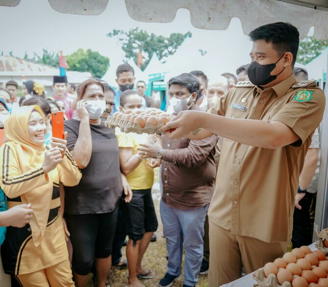 Walikota Medan, Bobby Afif Nasution dan jajarannya membuka pasar murah menyambut Deepavali.