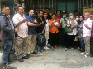 Marliana Br Sihotang, 58, yang kesehariannya menjadi juru parkir di seputaran Jalan Raden Shaleh, Medan tidak bisa menahan air matanya begitu Sejumlah perwakilan wartawan yang meliput di lingkungan Pemko Medan dan DPRD Medan menyerahkan sejumlah uang kepadanya, Selasa (18/10/2022).