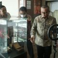 Asisten Administrasi Umum Setdako Medan, Renward Parapat didampingi Kadis Perpustakaan Kota Medan, Adlan dan Kabid, Irvan Siregar melihat salah satu contoh pustaha laklak