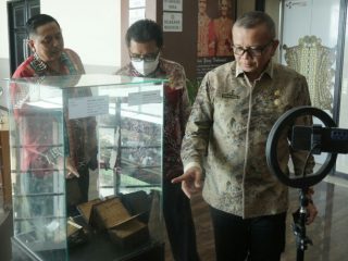 Asisten Administrasi Umum Setdako Medan, Renward Parapat didampingi Kadis Perpustakaan Kota Medan, Adlan dan Kabid, Irvan Siregar melihat salah satu contoh pustaha laklak
