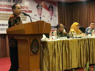 Indra Mulyana saat menyampaikan hasil seminar penggabungan sekolah