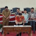 Walikota Medan, Bobby Afif Nasution bersama dengan pimpinan DPRD Medan menandatangani persetujuan perda tentang penetapan zonasi aktivitas pedagang kaki lima dalam sidang paripurna DPRD Medan, Selasa (25/10/2022).