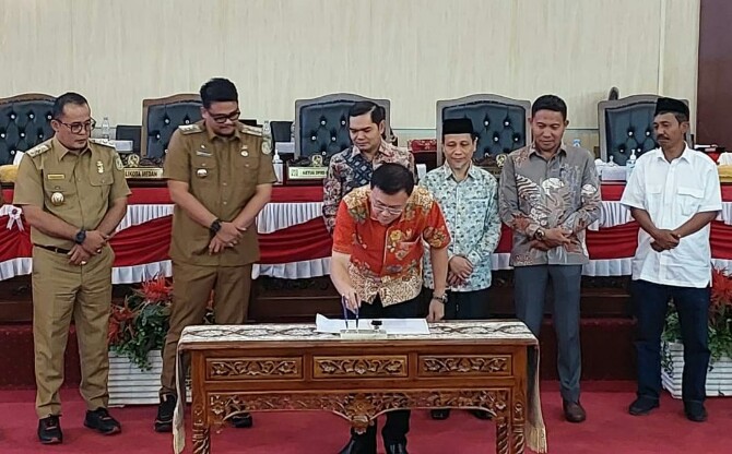 Walikota Medan, Bobby Afif Nasution bersama dengan pimpinan DPRD Medan menandatangani persetujuan perda tentang penetapan zonasi aktivitas pedagang kaki lima dalam sidang paripurna DPRD Medan, Selasa (25/10/2022).