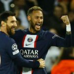 Dua Pemain PSG, Messi dan Neymar merayakan gol ke gawang Macabi Haifa. PSG menang 7-2
