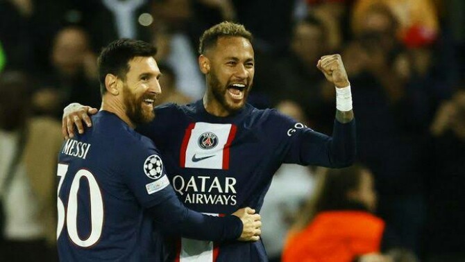 Dua Pemain PSG, Messi dan Neymar merayakan gol ke gawang Macabi Haifa. PSG menang 7-2