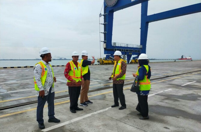 GM Pelabuhan Kuala Tanjung, Mardiofi (tiga dari kiri) menjelaskan fasilitas layanan Kuala Tanjung Multipurpose Terminal pada Dekan FIS UINSU Prof Abdurrahman (dua dari kanan) dalam kunjungan ke tempat itu, Kamis (27/10/2022).