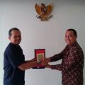 Dekan FIS UINSU Prof Dr Abdurrahman (kanan) menerima cinderamata dari Mardiofi, GM PT Pelindo Regional 1 Cab Kuala Tanjung, di Pelabuhan Kuala Tanjung, Kamis (27/10/2022)