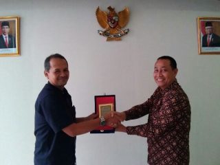 Dekan FIS UINSU Prof Dr Abdurrahman (kanan) menerima cinderamata dari Mardiofi, GM PT Pelindo Regional 1 Cab Kuala Tanjung, di Pelabuhan Kuala Tanjung, Kamis (27/10/2022)
