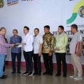 Dekan Fisip USU Dr Hatta Ridho (kemeja merah) menyerahkan SK Kepengurusan IMPRODSP Fisip USU pada M Afri Rizky Lubis (kemeja putih) Sabtu (29/10/2022).