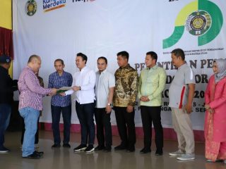Dekan Fisip USU Dr Hatta Ridho (kemeja merah) menyerahkan SK Kepengurusan IMPRODSP Fisip USU pada M Afri Rizky Lubis (kemeja putih) Sabtu (29/10/2022).