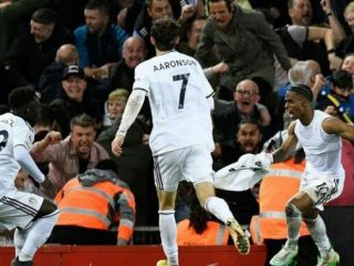 Pemain Leed merayakan gol kemenangan mereka di Stadion Anfield, markasnya Liverpool