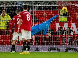 Penjaga gawang Manchester United, David de Gea tampil sebagai man of the match ketika timnya menjamu West Ham United di Stadion Old Trafford, Minggu (30/10/2022).