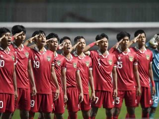 Skuad Timnas U-17 Indonesia menyanyikan lagu "Indonesia Raya" jelang laga versus Malaysia kemarin malam. Indonesia kalah dari Malaysia dan tidak lolos ke Piala Asia U-17.