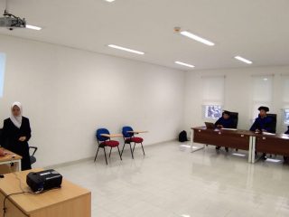 Dekan FIS Prof Dr Abdurrahman (tiga dari kanan) dan tim penguji kolokium Prodi IP FIS UINSU tengah menguji mahasiswa.(ist)