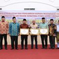 (dari kanan ke kiri) Dr Hasan Sazali, Dr Dur Brutu, perwakilan Bupati Batu Bara, Bupati Asahan Surya BSc, Walikota Tanjungbalai Waris Thalib, WR 1 UINSU Prof Hasan Asari, WR 3 UINSU Dr Nispul Khoiri, berfoto bersama usai penyerahan anugerah LP2M UINSU Award. (ist)