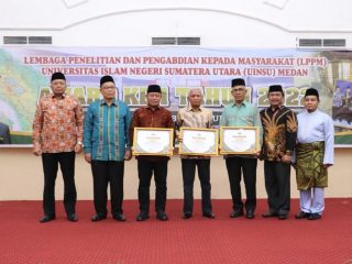 (dari kanan ke kiri) Dr Hasan Sazali, Dr Dur Brutu, perwakilan Bupati Batu Bara, Bupati Asahan Surya BSc, Walikota Tanjungbalai Waris Thalib, WR 1 UINSU Prof Hasan Asari, WR 3 UINSU Dr Nispul Khoiri, berfoto bersama usai penyerahan anugerah LP2M UINSU Award. (ist)