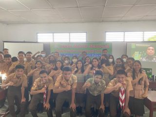 SMAN 1 Muara Taput berfoto bersama usai penyuluhan hukum yang digelar Kejatisu dan Kejari Taput. Tampak Kasipenkum Kejatisu, Yos A Tarigan dari layar zoom.(ist)