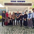 Kabid IKP Diskominfo Langkat M Faisal (lima dari kanan) dan Dosen PKL UINSU Dr Indira FD (empat dari kiri) berfoto bersama mahasiswa IKOM UINSU yang PKL di Diskominfo Langkat. (ist)