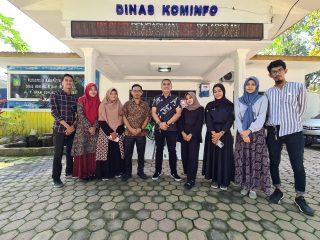 Kabid IKP Diskominfo Langkat M Faisal (lima dari kanan) dan Dosen PKL UINSU Dr Indira FD (empat dari kiri) berfoto bersama mahasiswa IKOM UINSU yang PKL di Diskominfo Langkat. (ist)