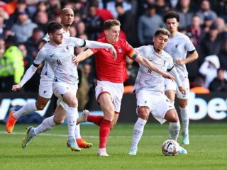 Pemain Liverpool mengapit kapten Nottingham Forest dalam laga tadi malam. Liverpool kalah 1-0 dari Nottingham.(kaldera/sindonews)