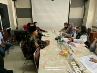 Kejaksaan Negeri (Kejari) Pekanbaru menetapkan mantan Rektor UIN Sultan Syarif Kasim Riau, Akhmad Mujahidin sebagai tersangka. Mujahidin menjadi tersangka atas dugaan korupsi pengadaan jaringan internet tahun 2020-2021.