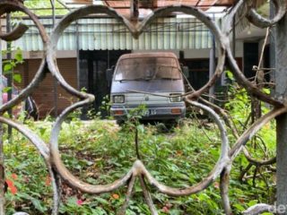 Penampakan sebuah rumah kosong di Kota Bandung