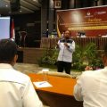 Komisioner KPU Sumut Mulia Banurea memberikan penjelasan tentang aplikasi SIAKBA, pada sosialisasi ke organisasi pers/jurnalis di Le Polonia Medan, Selasa (1/11/2022).