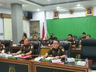 Ekspose perkara dilakukan, Senin (31/10/2022) secara daring oleh Kajati Sumut Idianto, SH,MH, didampingi Aspidum Arief Zahrulyani SH, MH, Kepala Kejaksaan Negeri Langkat Mei Abeto Harahap, SH,MH, Kasi Penkum Kejati Sumut Yos A.Tarigan, SH,MH, Kasi Oharda Zainal, Kasi Terosisme dan Hubungan Antar Lembaga Yusnar Hasibuan, SH,MH, Kasi Pidum Kejari Langkat Ahmad Effendi Hasibuan, SH,MH kepada JAM Pidum Kejaksaan Agung RI Dr. Fadil Zumhana didampingi Direktur TP Oharda Agnes Triani, SH, MH dan disetujui untuk dihentikan dengan pendekatan keadilan restoratif.