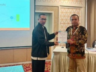 Dr. Muhammad Bukhori Dalimunthe, M.Si (kanan) yang berasal dari Fakultas Ekonomi Universitas Negeri Medan saat mengikuti International Conference on Teacher Education (ICTE 2022) yang dilaksanakan selama dua hari pada 10 sampai di Kelantan, Malaysia, baru-baru ini.