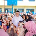 Aulia Rachman berfoto bersama sejumlah siswa di SMA Hang Tuah, Belawan