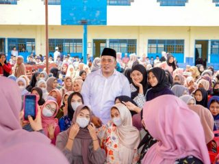 Aulia Rachman berfoto bersama sejumlah siswa di SMA Hang Tuah, Belawan