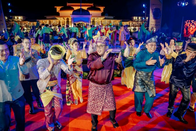 Wakil Walikota Medan, Aulia Rachman menari melayu