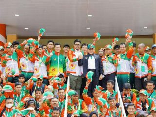 Walikota Medan, Bobby Afif Nasution bersama Gubsu, Edy Rahmayadi berfoto bersama atlet Kota Medan