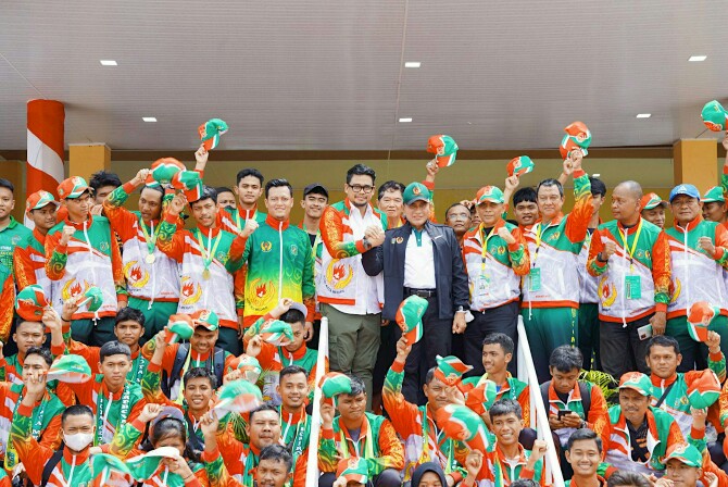 Walikota Medan, Bobby Afif Nasution bersama Gubsu, Edy Rahmayadi berfoto bersama atlet Kota Medan