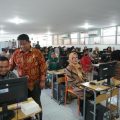 Sekretaris Dinas Pendidikan Kota Medan, Kiki sedang meninjau pelaksanaan ujian assesment untuk menjadi kepala sekolah