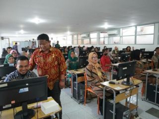 Sekretaris Dinas Pendidikan Kota Medan, Kiki sedang meninjau pelaksanaan ujian assesment untuk menjadi kepala sekolah
