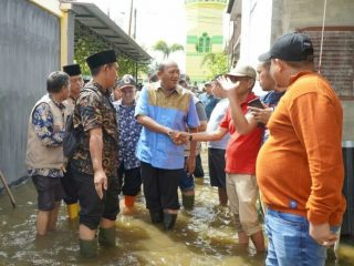 Plt Bupati Langkat, Syah Afandin meninjau lokasi tersebut untuk bertemu warga