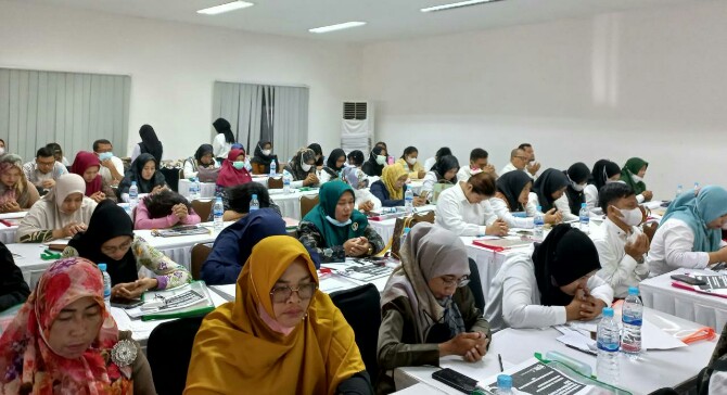 Para guru SD sedang mengikuti pelatihan dari Dinas Pendidikan Kota Medan