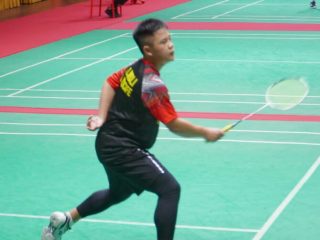Aksi Darrel saat membalikan bola