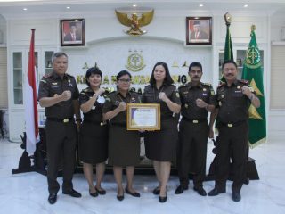 Kajati Sumut Idianto (paling kiri) berfoto dengan jajaran bersama sertifikat Pengelolaan Keuangan Terbaik Kategori Besar dari Kanwil Kementerian Keuangan Sumut.