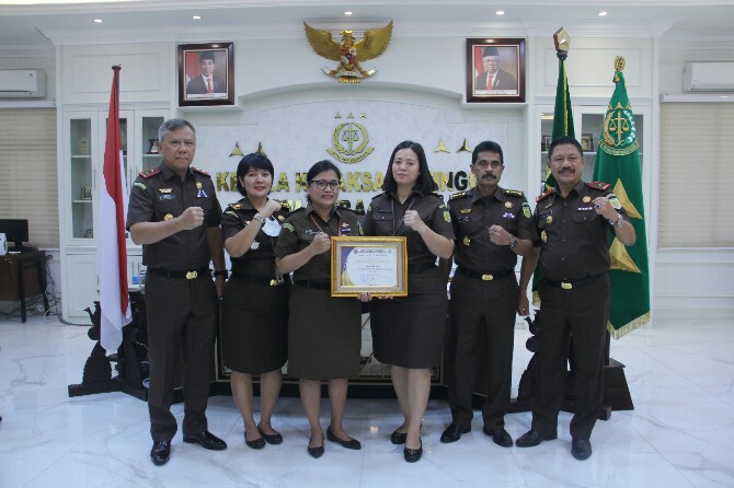 Kajati Sumut Idianto (paling kiri) berfoto dengan jajaran bersama sertifikat Pengelolaan Keuangan Terbaik Kategori Besar dari Kanwil Kementerian Keuangan Sumut.