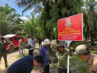 Terkait adanya dugaan korupsi alih fungsi di Kawasan Hutan Suaka Margasatwa, Kabupaten Langkat, Tim Penyidik Tindak Pidana Khusus (Pidsus) Kejaksaan Tinggi (Kejati) Sumatera Utara (Sumut) melakukan penyitaan terhadap sebidang tanah.
