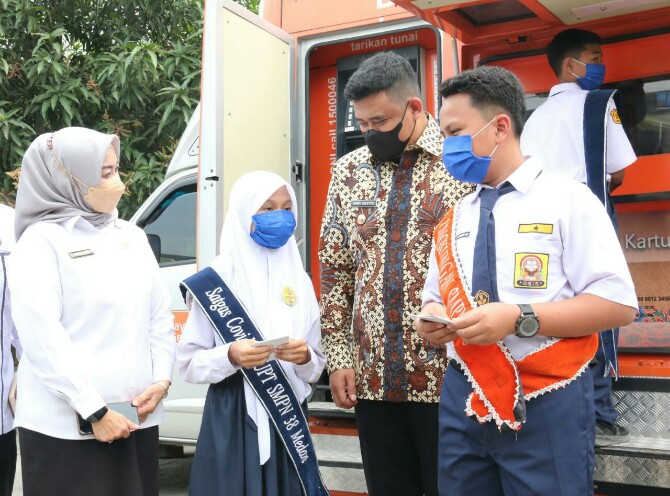 Walikota Medan, Bobby Afif Nasution saat berbincang dengan siswa SMP dalam sebuah kesempatan